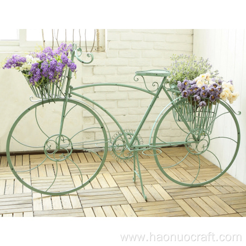 modelo de bicicleta de campo con canasta de flores en el suelo
